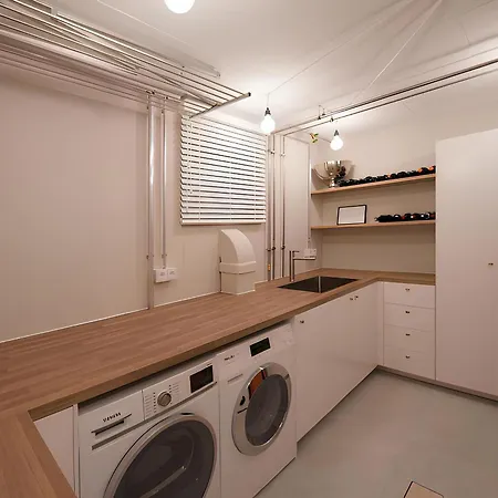 Ocean Breeze Escape With Nautical Elegance - 2-room Coastal-inspired 75 Qm - Location - Refined Maritime Style - Fully Renovated In 2024 With Smart Tv & Netflix - Equipped Kitchen & Free Parking - Close To Metro & Airport - King Siz Apartment *