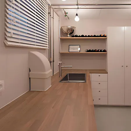 Ocean Breeze Escape With Nautical Elegance - 2-room Coastal-inspired 75 Qm - Location - Refined Maritime Style - Fully Renovated In 2024 With Smart Tv & Netflix - Equipped Kitchen & Free Parking - Close To Metro & Airport - King Siz Apartment *