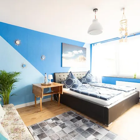 Apartment Ocean Breeze Escape With Nautical Elegance - 2-room Coastal-inspired 75 Qm - Location - Refined Maritime Style - Fully Renovated In 2024 With Smart Tv & Netflix - Equipped Kitchen & Free Parking - Close To Metro & Airport - King Siz *