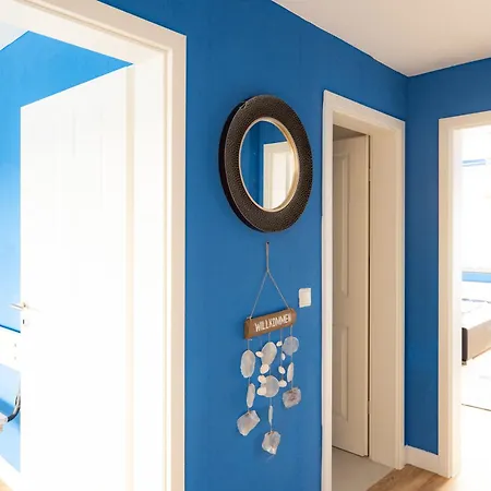 Ocean Breeze Escape With Nautical Elegance - 2-room Coastal-inspired 75 Qm - Location - Refined Maritime Style - Fully Renovated In 2024 With Smart Tv & Netflix - Equipped Kitchen & Free Parking - Close To Metro & Airport - King Siz Apartment Duisburg