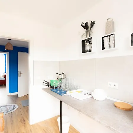 Apartment Ocean Breeze Escape With Nautical Elegance - 2-room Coastal-inspired 75 Qm - Location - Refined Maritime Style - Fully Renovated In 2024 With Smart Tv & Netflix - Equipped Kitchen & Free Parking - Close To Metro & Airport - King Siz