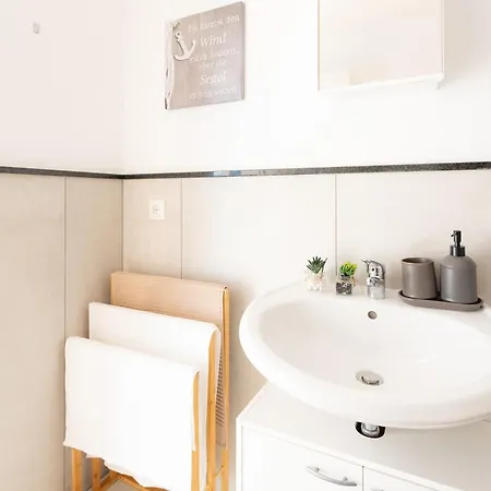 Ocean Breeze Escape With Nautical Elegance - 2-room Coastal-inspired 75 Qm - Location - Refined Maritime Style - Fully Renovated In 2024 With Smart Tv & Netflix - Equipped Kitchen & Free Parking - Close To Metro & Airport - King Siz Apartment Duisburg