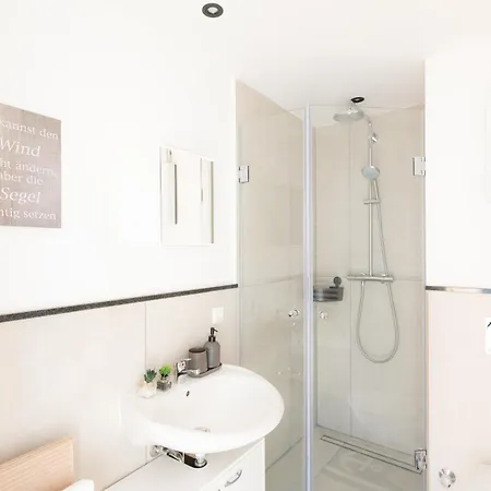 Ocean Breeze Escape With Nautical Elegance - 2-room Coastal-inspired 75 Qm - Location - Refined Maritime Style - Fully Renovated In 2024 With Smart Tv & Netflix - Equipped Kitchen & Free Parking - Close To Metro & Airport - King Siz Apartment Duisburg